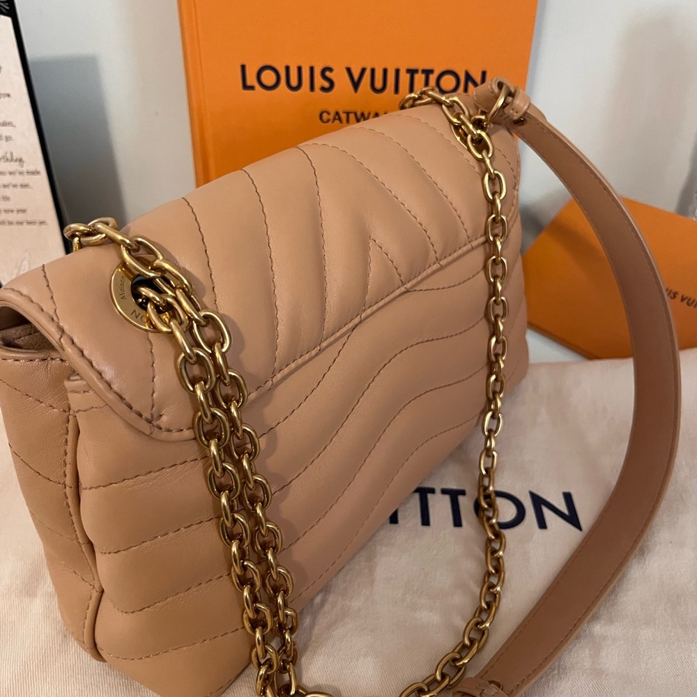 Louis Vuitton Wave Bag Taupe MM - Picture 3 of 11